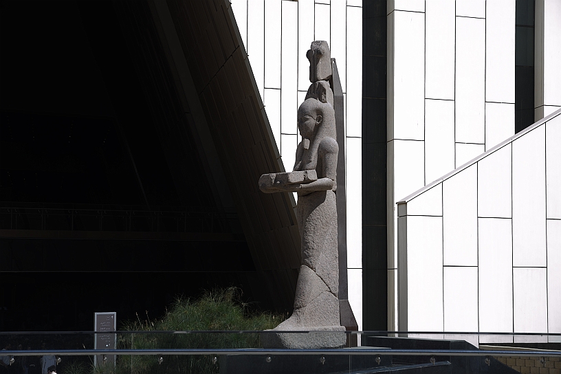 03 MAK_7236.jpg - Statua della dea Sekhmet, figlia del dio sole Ra, associata alla guerra e alla violenza. Proviene da Tebe ed è datata tra il 1390 e il 1353 a.C.